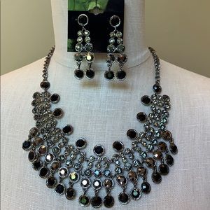 Black and rhinestone statement necklace w/earrings